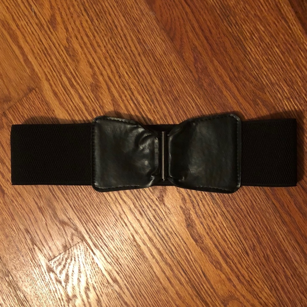 Cute black belt. Never worn. Size S